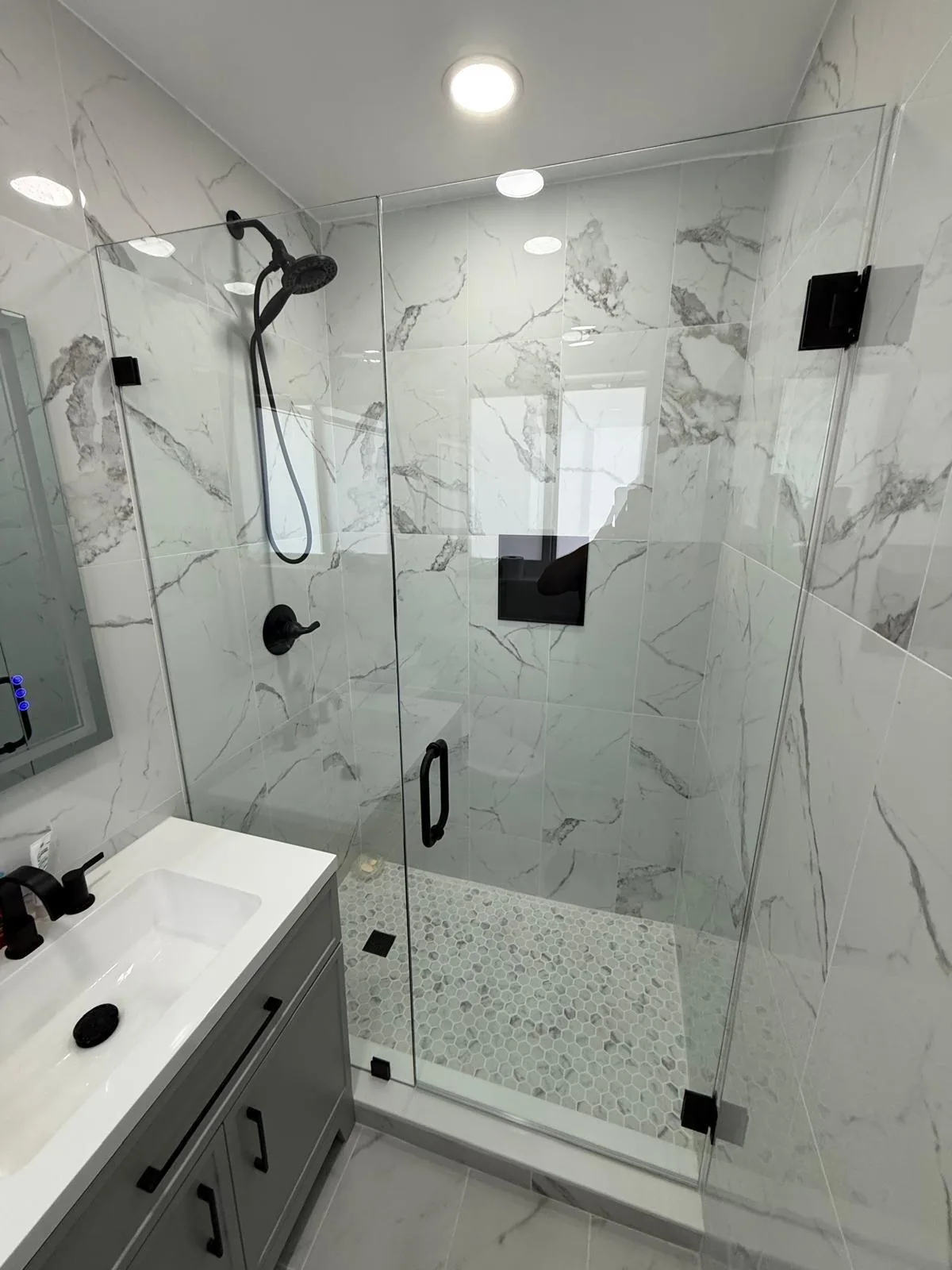 Custom tiled walk-in shower in a Pompano Beach FL bathroom by Primer Star Corp
