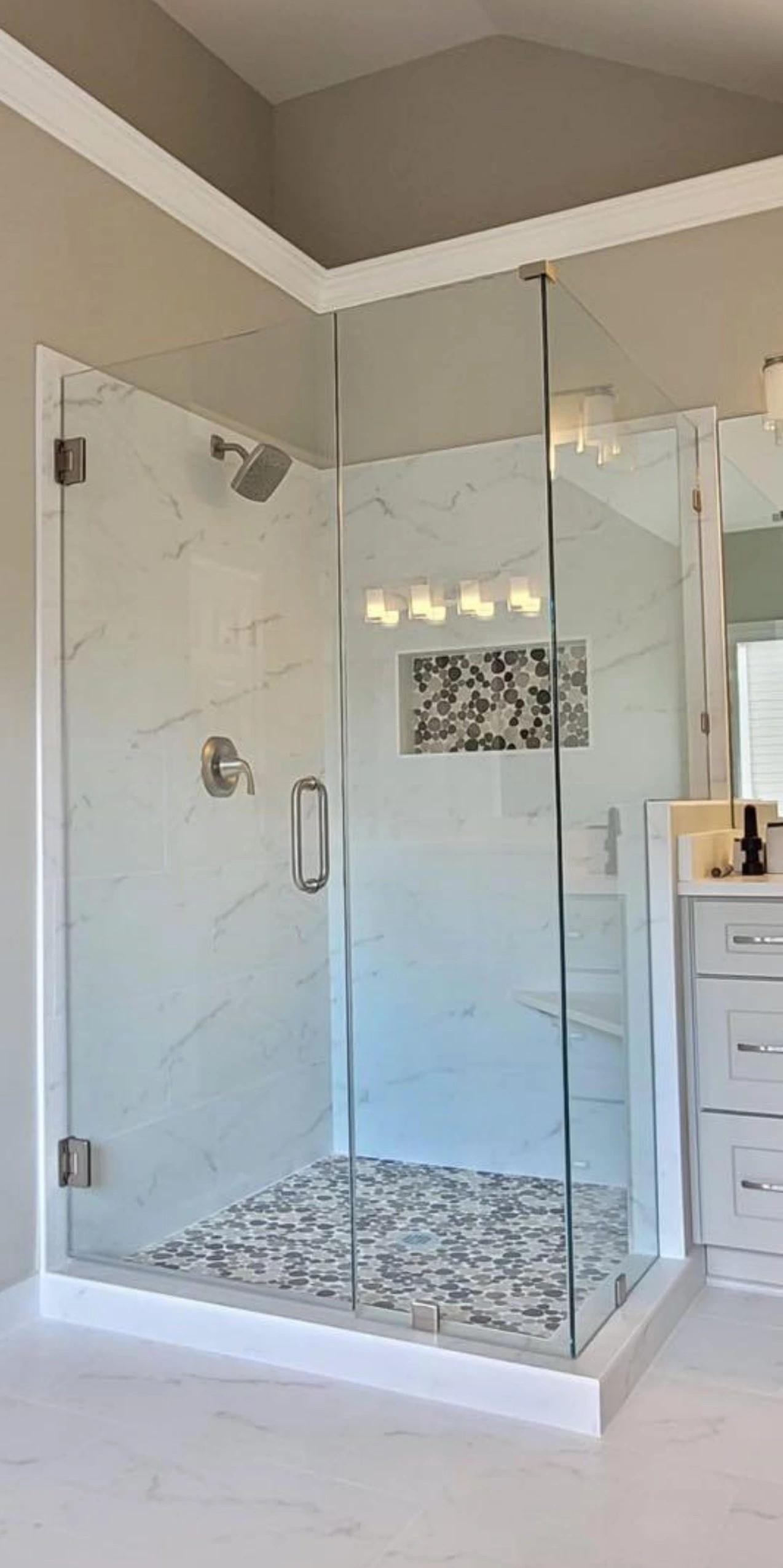 Marble corner shower with built-in bench and mosaic pan — Delray Beach, FL