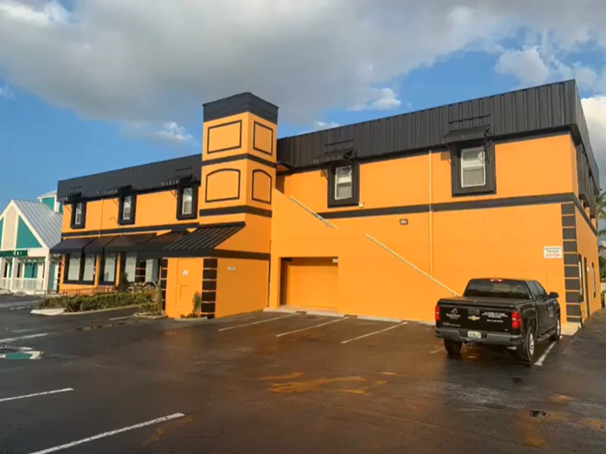 Commercial exterior painting before and after by Primer Star Corp in South Florida