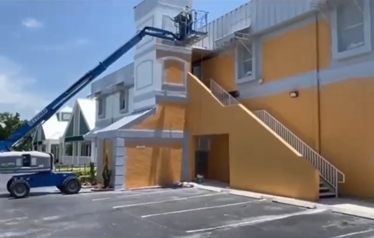 Exterior painting crew working with cherry picker on commercial building in Boca Raton FL by Primer Star Corp