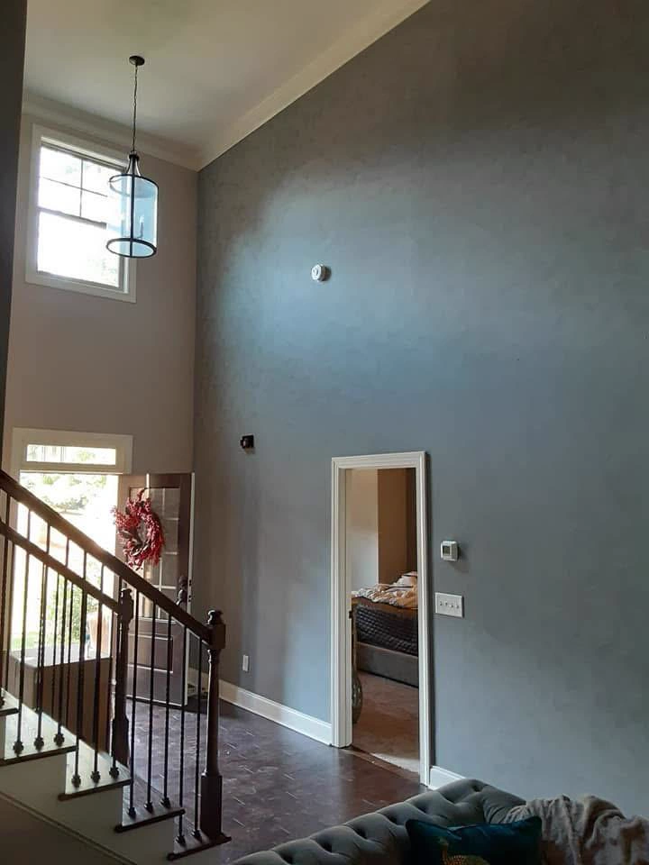 Professional interior painting with accent wall in South Florida residential home by Primer Star Corp